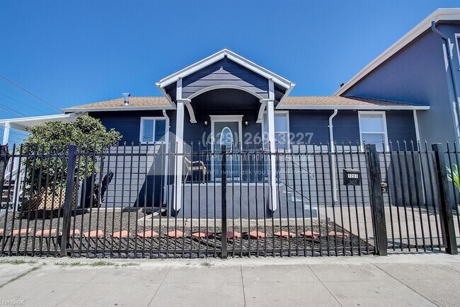 Building Photo - 3 br, 2 bath Duplex - 1207 88th Ave Unit 1...