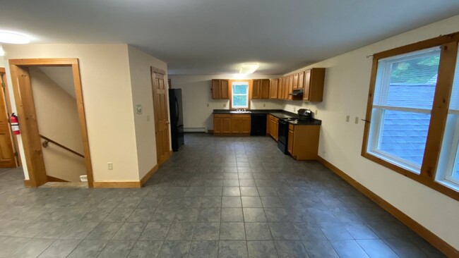 Foto del edificio - Very Large 4 Bedroom/1 Bath Apartment - He...