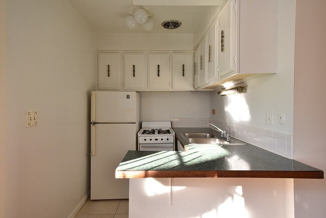 Building Photo - 663 W Grace St