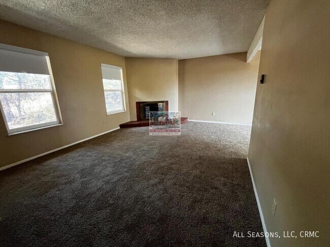 Foto del edificio - 1527 Spring Valley Dr