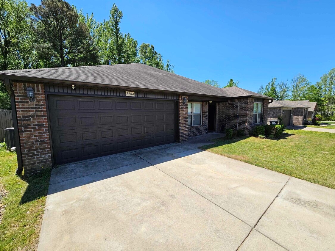 Building Photo - 2104 Fern Valley Dr