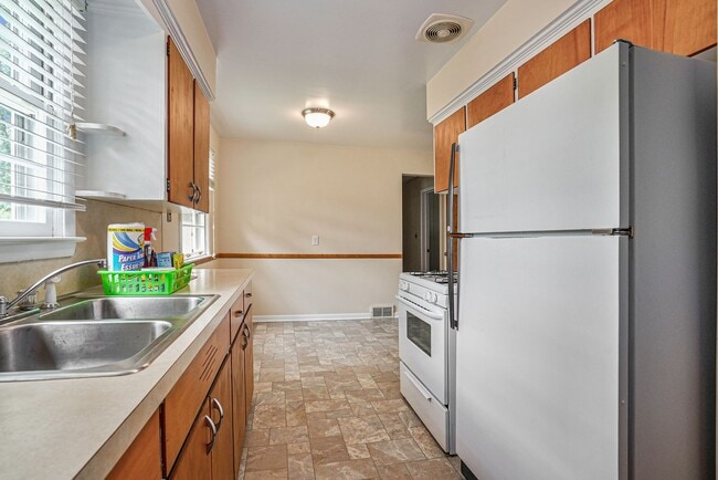 Building Photo - AVAILABLE IN AUGUST! 3 Bedroom, 1 Bath Sin...