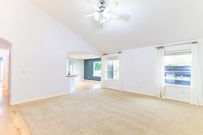 Building Photo - Private Oasis with Panoramic Mountain Views – 4 BR Plus Bonus Room / Office