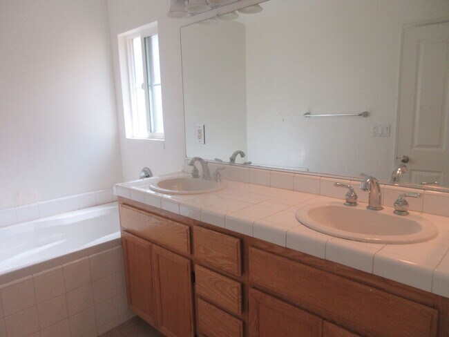 Foto del edificio - *Reduced* 3 bedroom, 2.5 bath townhome on Dronfield in Polk Village complex