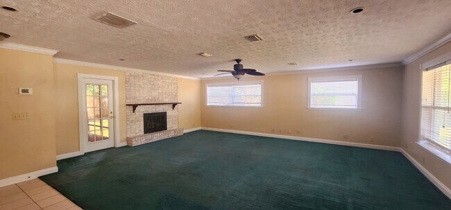 Building Photo - Large and yet Cozy 4 Bedroom, 2 Bath Home with Beach Access