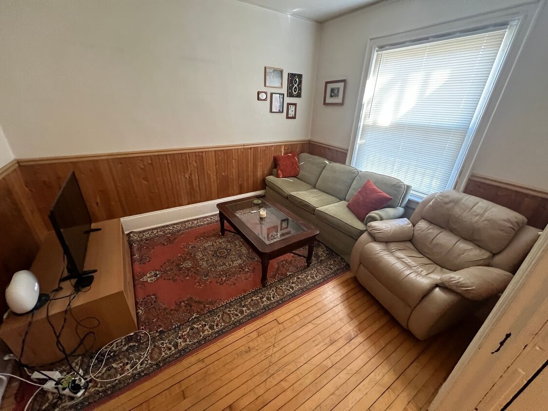 Primary Photo - 2841-41B N Booth St