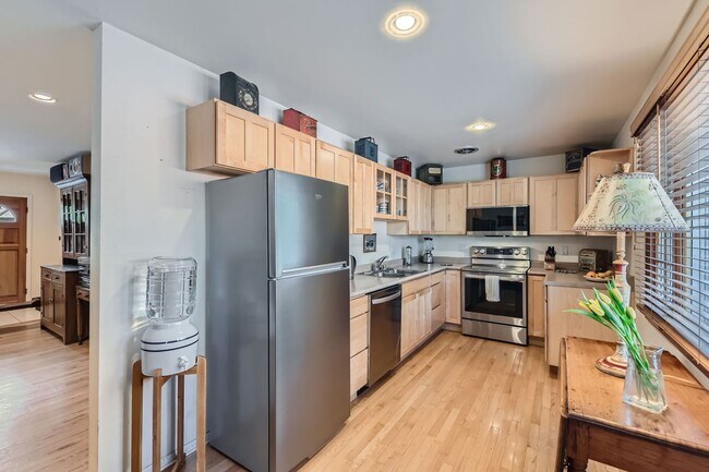 Foto del edificio - *Short-term rental* 4 Bd/3 Ba Home in Sout...