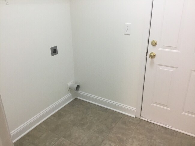 Building Photo - 2923 Ireton Pl
