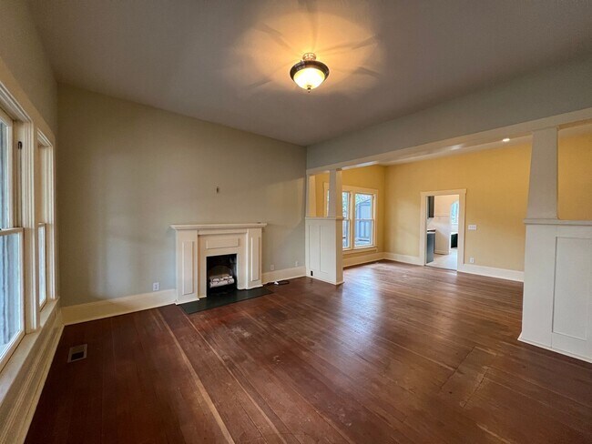Foto del edificio - 3 Bedroom Craftsman style home in prime As...