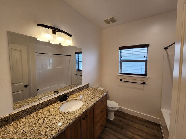 Building Photo - Golf Course Home