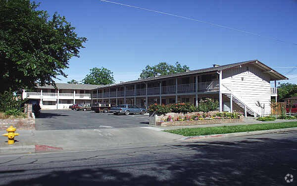 Building Photo - College Manor