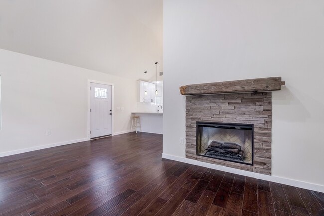 Building Photo - Stylish & Remodeled 2/2 with Vaulted Ceilings + Park Access