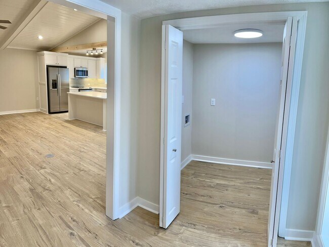 Building Photo - Freshly Updated 4 Bedroom in the Heart of ...