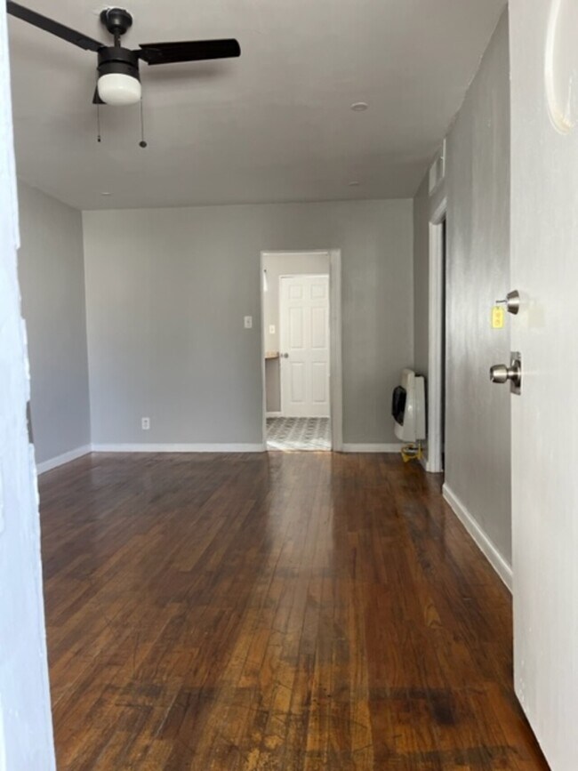 Building Photo - 8176 Valley View Dr