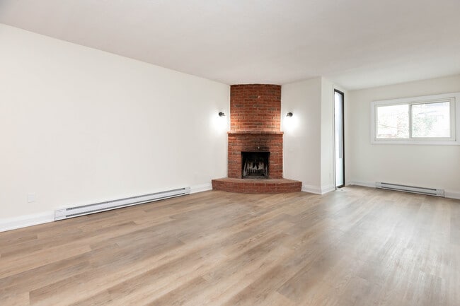 Building Photo - 73 Roncesvalles Ave