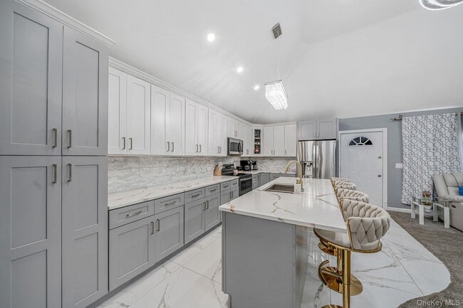 Building Photo - 158 Mohawk St