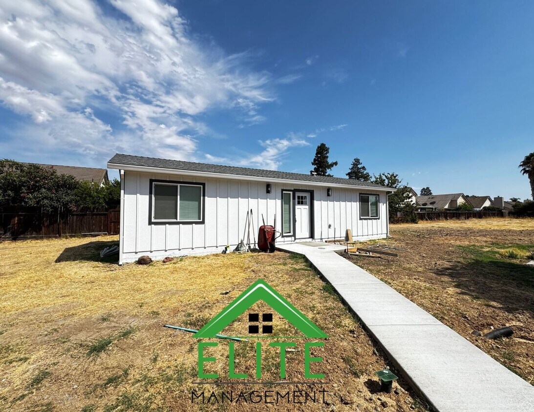 Foto principal - Spacious 4-Bedroom, 3-Bathroom Home in Des...