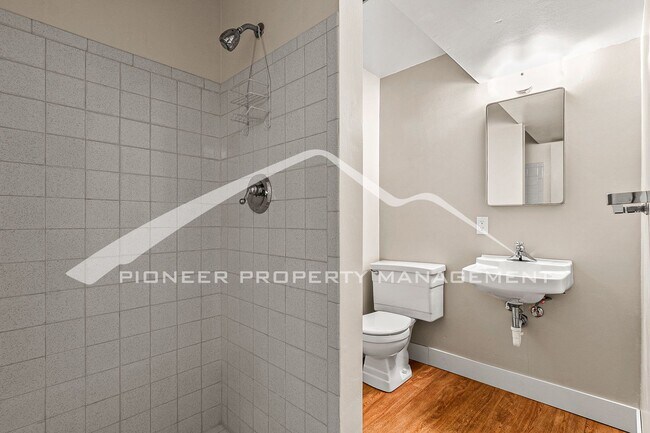 Foto del edificio - Amazing Spacious Home with 2 Car Garage an...