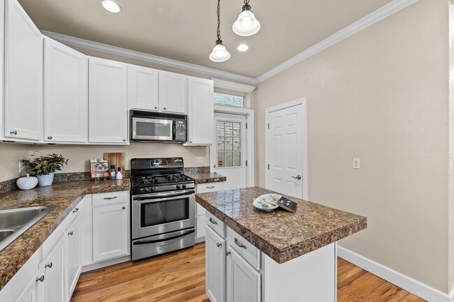 Building Photo - Beautiful Spanish Revival 3 Bedroom in Upt...