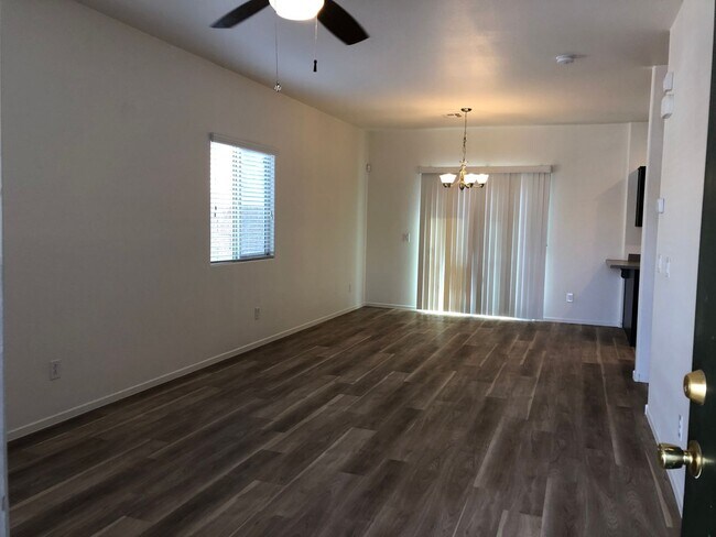 Building Photo - LARGE 4 BEDROOM, 2.5 BATH 2 STORY IN GATED...