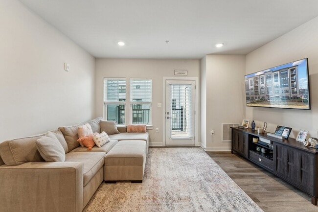 Foto del edificio - Gorgeous 2bd/2ba modern condo w/balcony located conveniently in MOSAIC AT WOODLAND PARK in Herndon.