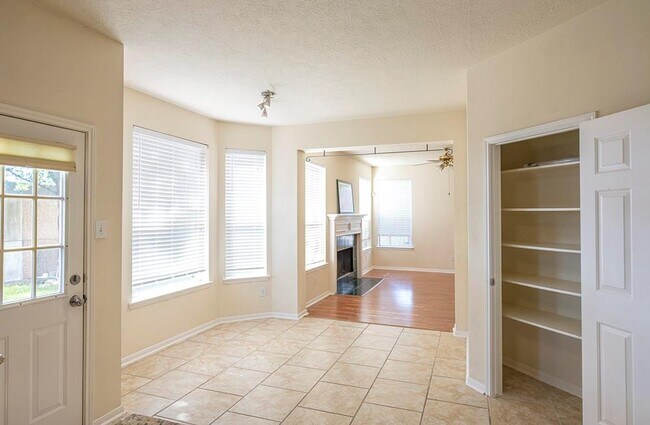 Building Photo - 2519 Parkhaven Dr