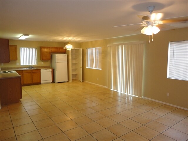 Building Photo - 443 S Sabrina