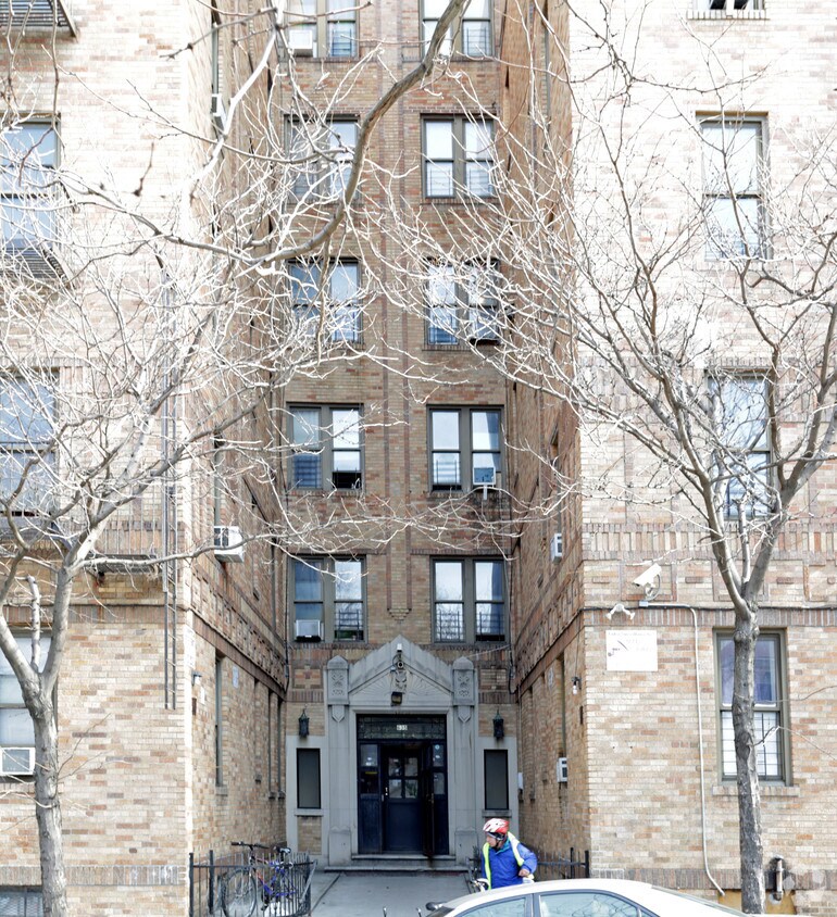 Building Photo - 635 E 228th St