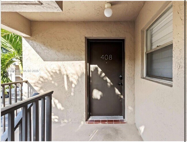 Foto del edificio - 8511 Old Country Manor