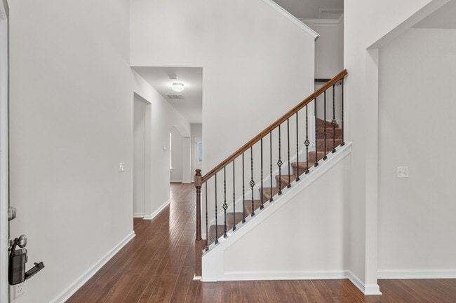 Building Photo - 5 Bedroom Single Family Home In Lawrencevi...