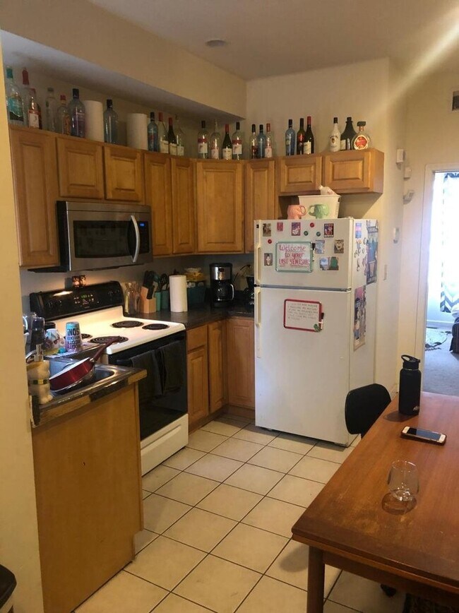 Building Photo - Huge 4-Bedroom Townhome Located Near Templ...