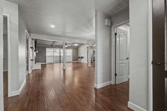Foto del edificio - Stylish 2-Bed, 2-Bath Home with Generous Den in The Meadows