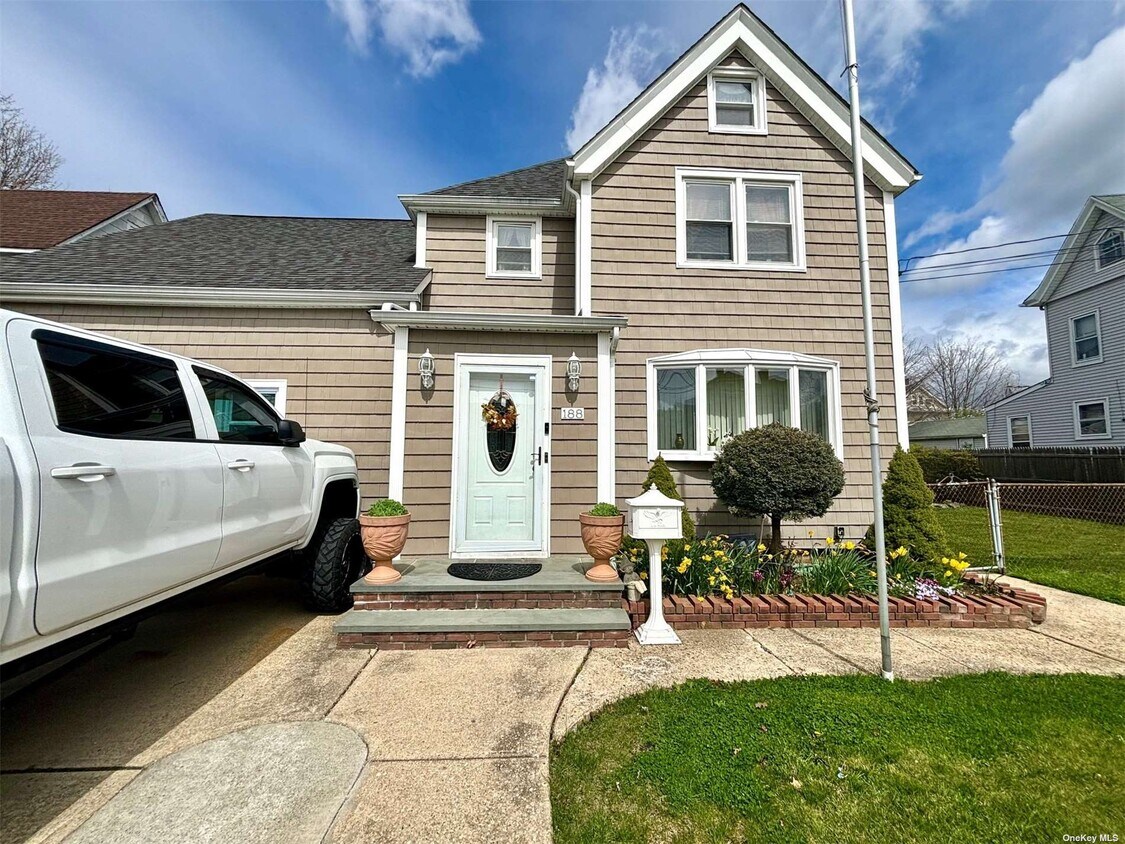 188 Cleveland Ave, Mineola, NY 11501 Townhome Rentals in Mineola NY