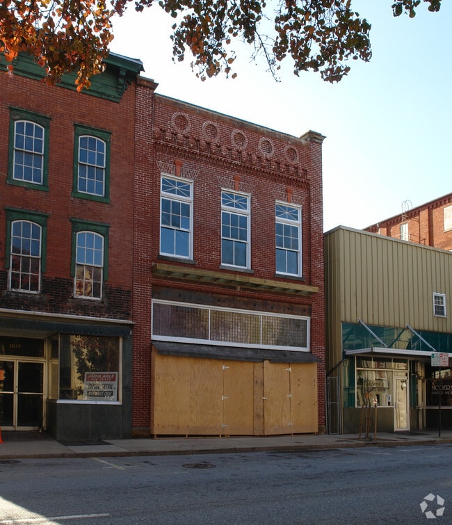 Building Photo - 1105 Main St