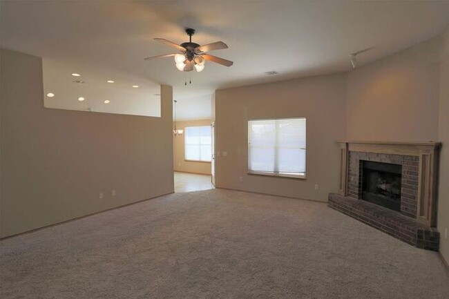 Building Photo - Gorgeous Home- Don't Miss Out!