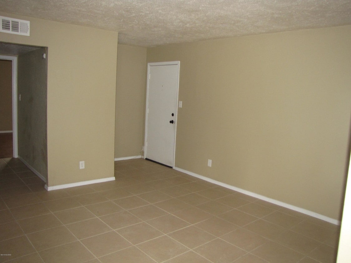 Primary Photo - 1620 N Wilmot Rd
