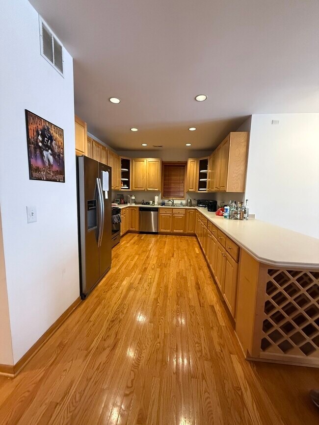 Building Photo - 654 W Briar Pl
