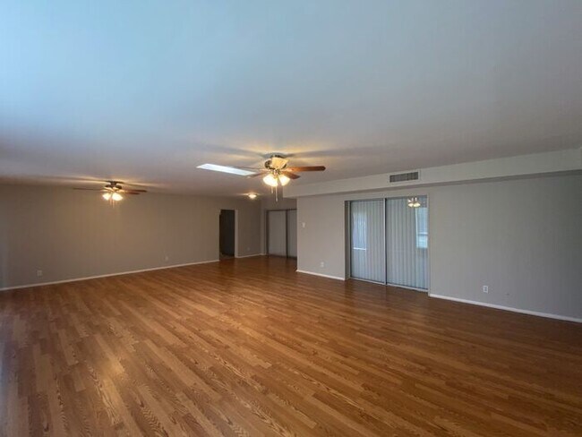 Building Photo - Over 2,800 sq ft One Story in Glendale!