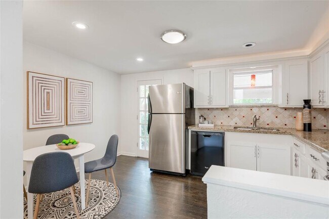 Foto del edificio - 7709 Woodrow Ave