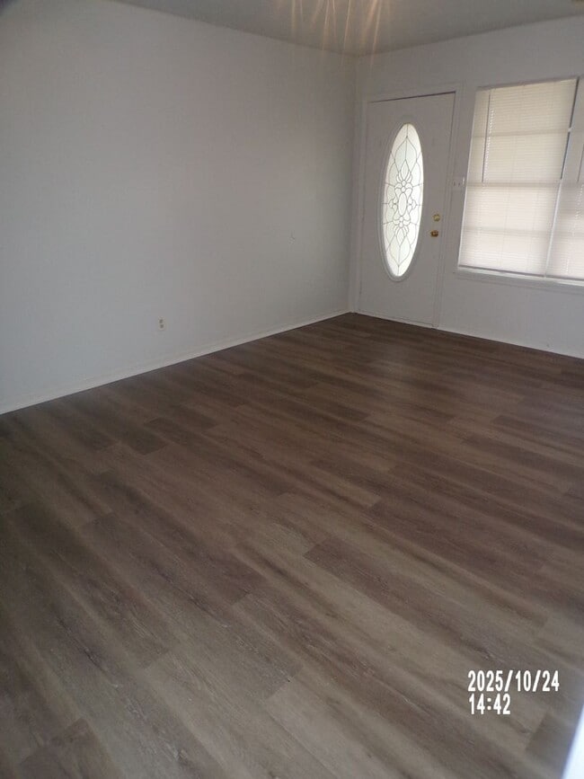 Building Photo - Very Nice home located in the Sullivan Vil...
