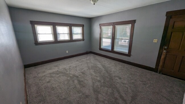 Building Photo - 757 Erie St S