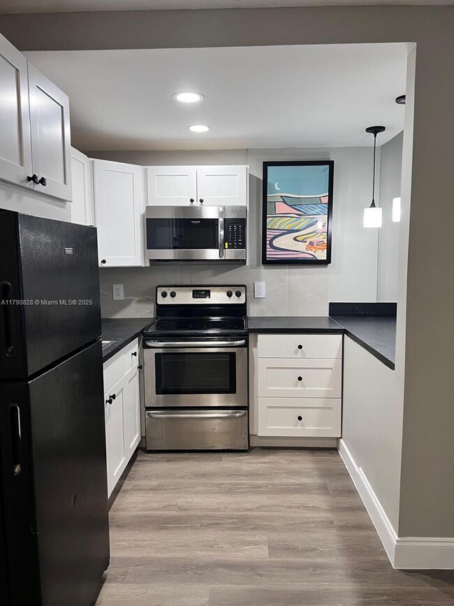 Foto del edificio - 301 NW 177th St