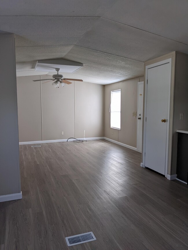 Building Photo - 415 Green Oak Rd