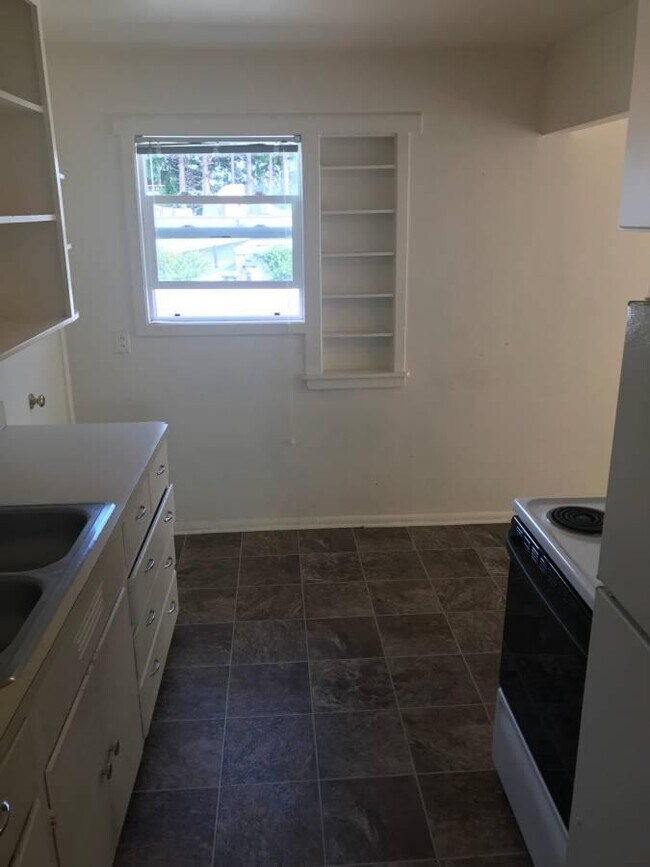Building Photo - 2 bedroom in Seattle WA 98102