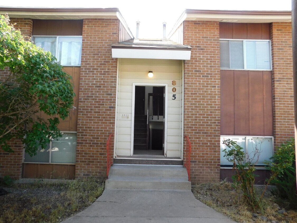 Primary Photo - 805 E Cedar Ct