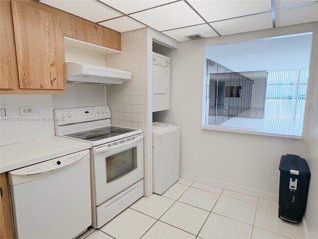 Building Photo - 20355 NE 34th Ct