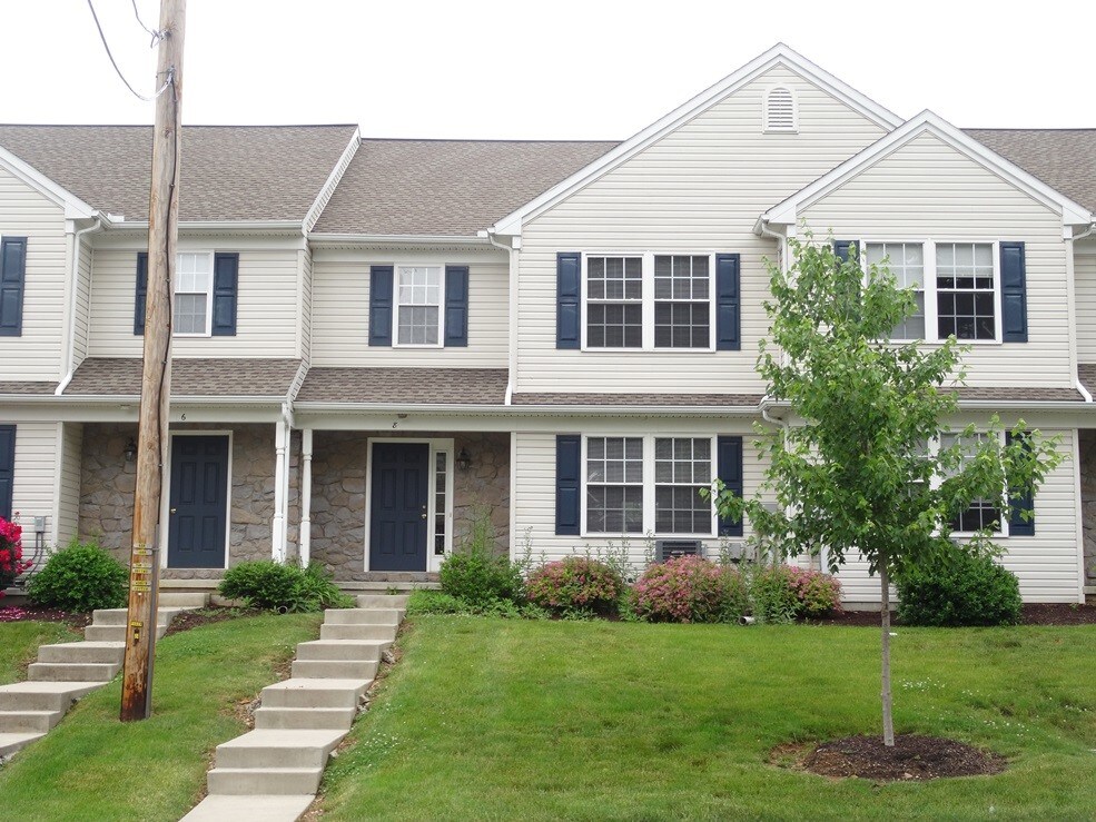 8 Bradford Dr, LeacockLeolaBareville, PA 17540 Townhome Rentals in