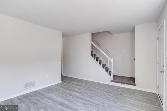 Building Photo - 182 E Village Rd
