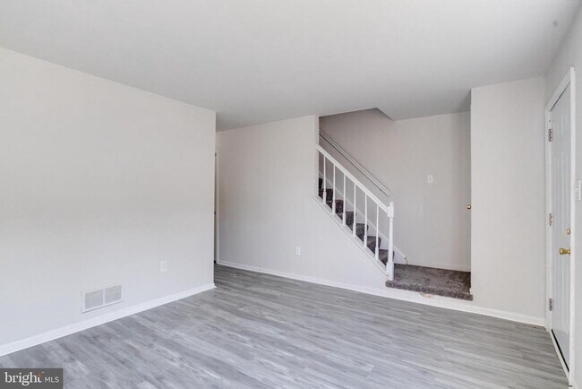 Foto del edificio - 182 E Village Rd
