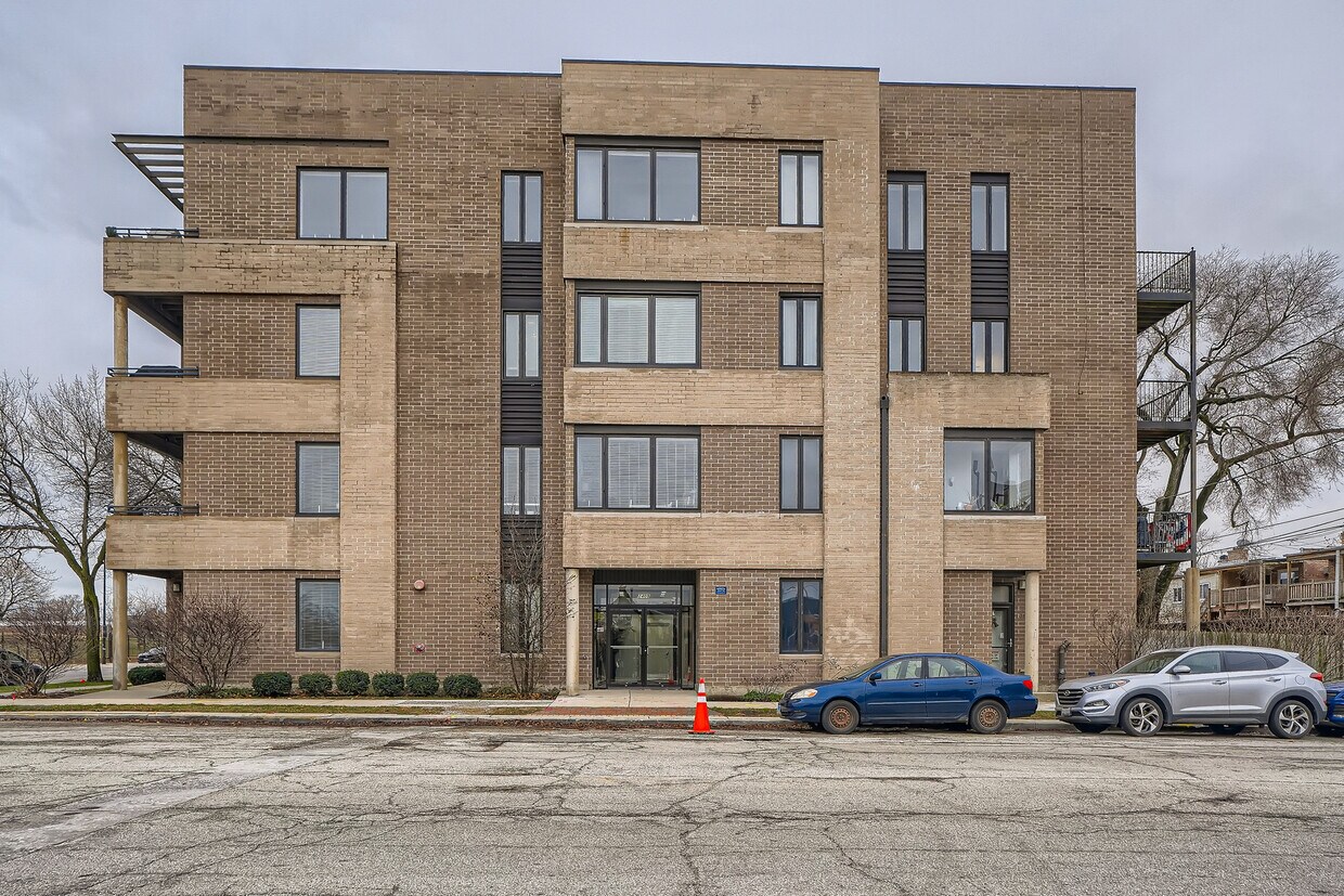 Primary Photo - 2409 W Catalpa Ave